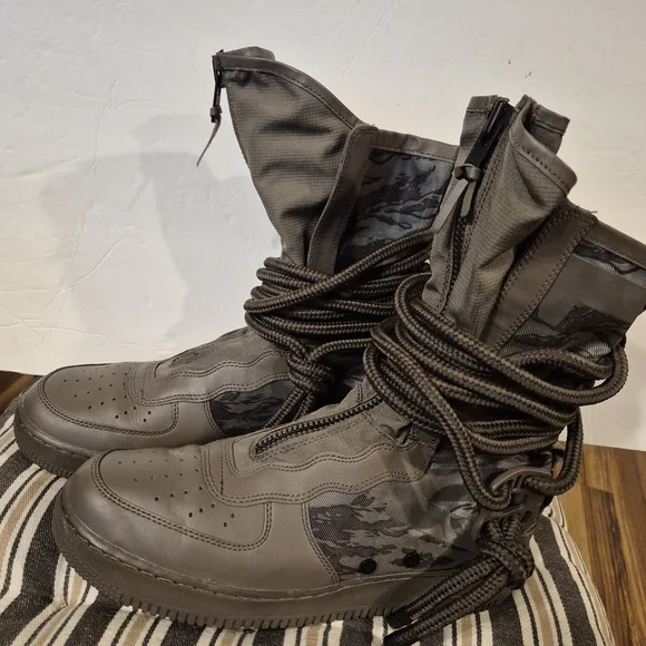 Nike Men's Gray Tactical Boots - Picture 2 of 10